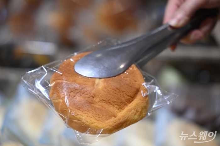 뚜레쥬르가 빵·케이크 등 17종 제품의 공급가를 평균 8.2% 인하한 12일 서울 시내 한 매장에서 고객이 제품을 구매하고 있다. 이번 가격 인하는 정부의 민생 물가 안정 기조에 동참하기 위한 목적을 갖는다. 사진=강민석 기자 kms@newsway.co.kr