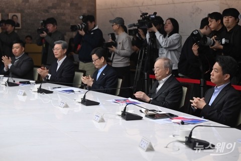 박수치는 임정욱·손경식·윤진식·김창범·정지성