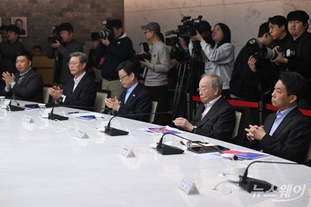 박수치는 임정욱·손경식·윤진식·김창범·정지성