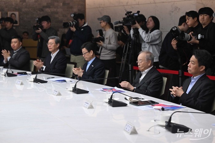 (오른쪽 첫 번째부터)임정욱 스타트업얼라이언스 대표, 손경식 한국경영자총협회장, 윤진식 한국무역협회장, 김창범 한국경제인협회 상근부회장, 정지성 에스오에스랩 대표가 12일 오전 서울 중구 대한상공회의소에서 열린 기업혁신 지원 민관협의체 킥오프 회의에 참석해 박수를 치고 있다. 사진=강민석 기자 kms@newsway.co.kr