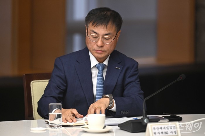 김종두 두산에너빌리티 사장이 12일 오전 서울 중구 대한상공회의소에서 열린 기업혁신 지원 민관협의체 킥오프 회의에 참석해 자료를 살펴보고 있다. 사진=강민석 기자 kms@newsway.co.kr