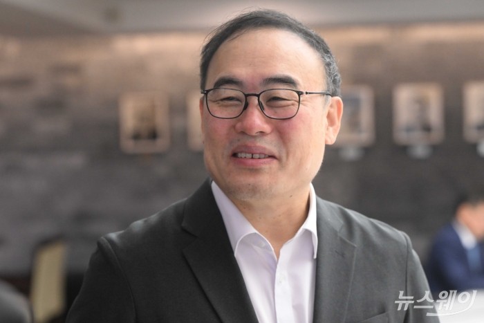 홍병희 그래핀스퀘어 대표가 12일 오전 서울 중구 대한상공회의소에서 열린 기업혁신 지원 민관협의체 킥오프 회의에 참석해 미소를 짓고 있다. 사진=강민석 기자 kms@newsway.co.kr