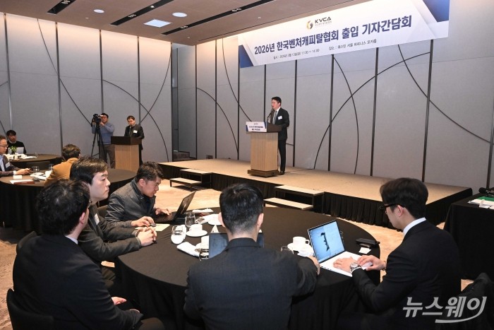 김학균 한국벤처캐피탈협회장이 13일 오전 서울 강남구 웨스틴 파르나스 호텔에서 열린 취임 1주년 기자간담회에서 취재진의 질문에 답변을 하고 있다. 사진=강민석 기자 kms@newsway.co.kr