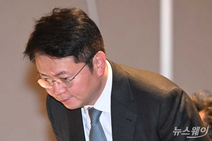 김학균 한국벤처캐피탈협회장이 13일 오전 서울 강남구 웨스틴 파르나스 호텔에서 열린 취임 1주년 기자간담회에 참석해 허리를 숙여 인사하고 있다. 사진=강민석 기자 kms@newsway.co.kr