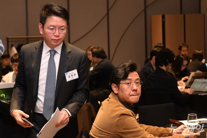 (왼쪽)김학균 한국벤처캐피탈협회장이 13일 오전 서울 강남구 웨스틴 파르나스 호텔에서 열린 취임 1주년 기자간담회에서 질의응답을 하기 위해 연단으로 이동하고 있다. 사진=강민석 기자 kms@newsway.co.kr