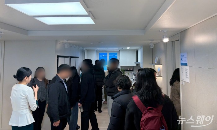 대우건설 '운서역 푸르지오 더 스카이 2차' 모델하우스를 찾은 관람객들. 사진=박상훈 기자