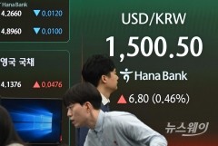 "환율 1500원·유가 100달러"···한은, 기준금리 '동결 vs 인상' 셈법 비상
