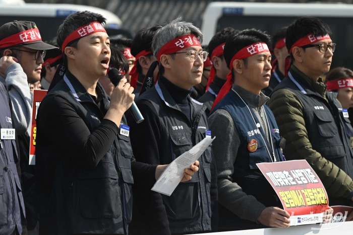 윤석구 전국금융산업노동조합 위원장이 16일 오전 서울 종로구 청와대 분수대 앞에서 열린 'ELS 과징금 부당 제재 중단 촉구' 기자회견에서 발언을 하고 있다. 사진=강민석 기자 kms@newsway.co.kr