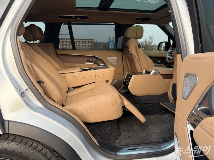 랜드로버 레인지로버 2열. 사진=권지용 기자