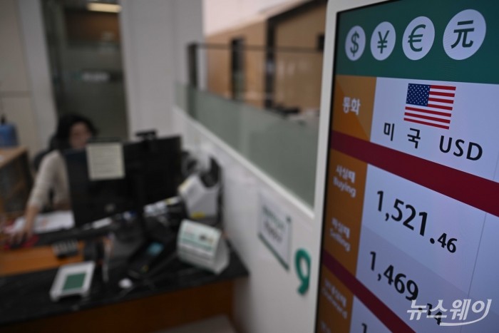 국제유가 급등 영향으로 원·달러 환율이 금융위기(지난 2009년 3월 12일) 이후 처음으로 장중 1500원을 넘어선 16일 오후 서울에 위치한 하나은행에 마련된 현재의 환율 표시판에 미국의 통화 매매 가격이 표시돼 있다. 사진=강민석 기자 kms@newsway.co.kr