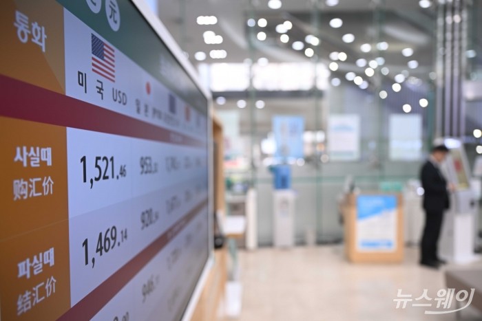 국제유가 급등 영향으로 원·달러 환율이 금융위기(지난 2009년 3월 12일) 이후 처음으로 장중 1500원을 넘어선 16일 오후 서울에 위치한 하나은행에 마련된 현재의 환율 표시판에 각국의 통화 매매 가격이 표시돼 있다. 사진=강민석 기자 kms@newsway.co.kr