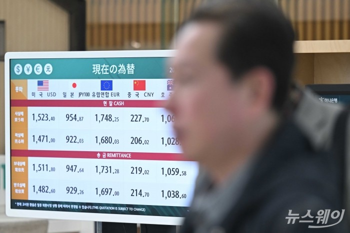 국제유가 급등 영향으로 원·달러 환율이 금융위기(지난 2009년 3월 12일) 이후 처음으로 장중 1500원을 넘어선 16일 오후 서울에 위치한 하나은행에 마련된 현재의 환율 표시판에 각국의 통화 매매 가격이 표시돼 있다. 사진=강민석 기자 kms@newsway.co.kr