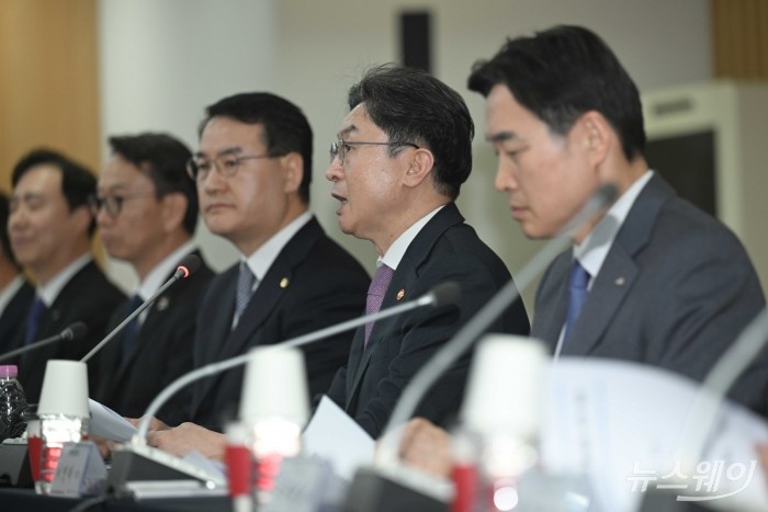 이억원 금융위원장이 16일 오후 서울 종로구 생명보험교육문화센터에서 열린 소상공인·취약계층을 위한 무료 상생보험 지원사업 업무협약식에서 모두발언을 하고 있다. 사진=강민석 기자 kms@newsway.co.kr