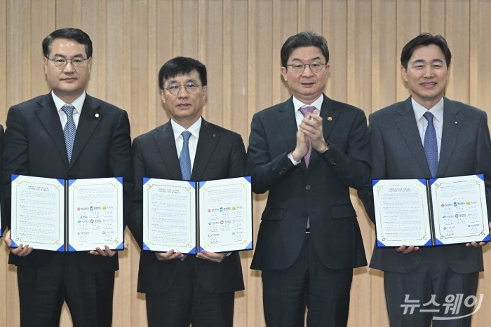 이억원 금융위원장을 비롯한 참석자들이 16일 오후 서울 종로구 생명보험교육문화센터에서 열린 소상공인·취약계층을 위한 무료 상생보험 지원사업 업무협약식에서 기념촬영을 하고 있다. (오른쪽 첫 번째부터 세 번째까지)이병래 손해보험협회장, 김철주 생명보험협회장, 이 금융위원장. 사진=강민석 기자 kms@newsway.co.kr