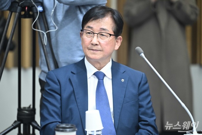 송춘수 NH농협손해보험 대표가 16일 오후 서울 종로구 생명보험교육문화센터에서 열린 소상공인·취약계층을 위한 무료 상생보험 지원사업 업무협약식에 참석해 자리하고 있다. 사진=강민석 기자 kms@newsway.co.kr