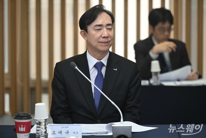 조대규 교보생명 대표가 16일 오후 서울 종로구 생명보험교육문화센터에서 열린 소상공인·취약계층을 위한 무료 상생보험 지원사업 업무협약식에 참석해 자리하고 있다. 사진=강민석 기자 kms@newsway.co.kr