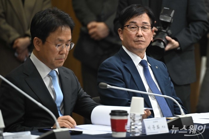 (오른쪽)송춘수 NH농협손해보험 대표가 16일 오후 서울 종로구 생명보험교육문화센터에서 열린 소상공인·취약계층을 위한 무료 상생보험 지원사업 업무협약식에 참석해 자리하고 있다. (왼쪽)이문화 삼성화재 대표. 사진=강민석 기자 kms@newsway.co.kr