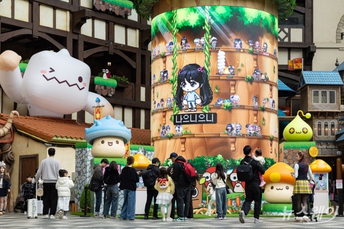 롯데월드 어드벤처가 오는 6월 14일까지 넥슨의 인기 온라인 게임 메이플스토리와 협업한 봄 시즌 축제 '메이플스토리 인 롯데월드'를 진행한다. 오프라인 테마파크에 메이플스토리 IP를 접목한 것은 이번이 처음이다. 사진=롯데월드