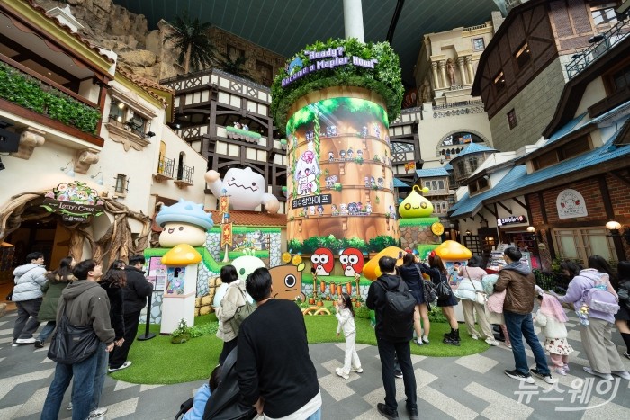 롯데월드 어드벤처가 오는 6월 14일까지 넥슨의 인기 온라인 게임 메이플스토리와 협업한 봄 시즌 축제 '메이플스토리 인 롯데월드'를 진행한다. 오프라인 테마파크에 메이플스토리 IP를 접목한 것은 이번이 처음이다. 사진=롯데월드