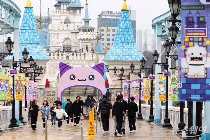 롯데월드 어드벤처가 오는 6월 14일까지 넥슨의 인기 온라인 게임 메이플스토리와 협업한 봄 시즌 축제 '메이플스토리 인 롯데월드'를 진행한다. 오프라인 테마파크에 메이플스토리 IP를 접목한 것은 이번이 처음이다. 사진=롯데월드