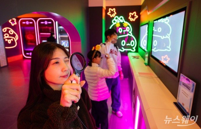 롯데월드 어드벤처가 오는 6월 14일까지 넥슨의 인기 온라인 게임 메이플스토리와 협업한 봄 시즌 축제 '메이플스토리 인 롯데월드'를 진행한다. 오프라인 테마파크에 메이플스토리 IP를 접목한 것은 이번이 처음이다. 사진=롯데월드