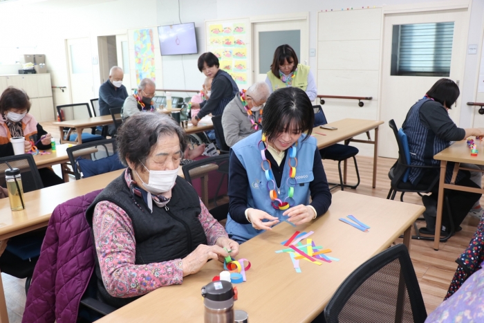 광양제철소 프렌즈 재능봉사단이 14일 지역 내 어르신들을 위한 치매예방 레크리에이션 활동을 진행하고 있다.