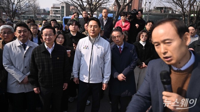 (중앙 오른쪽)오세훈 서울시장과 (중앙 왼쪽)최호권 영등포구청장을 비롯한 참석자들이 17일 오전 서울 영등포구 신길역 1번 출구 야외를 찾아 관계자로부터 신길역세권 장기전세주택 건립 현장 관련 방안 발표를 경청하고 있다. 사진=강민석 기자 kms@newsway.co.kr