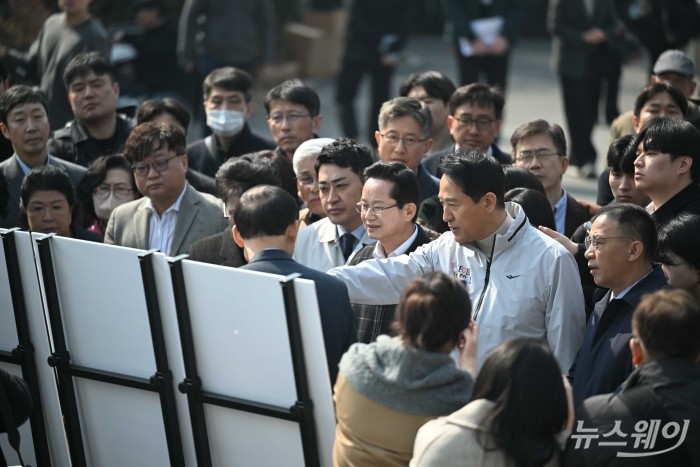 오세훈 서울시장이 17일 오전 서울 영등포구 신길역 1번 출구 야외를 찾아 관계자로부터 신길역세권 장기전세주택 건립 현장 관련 방안 발표를 경청한 뒤 질문을 하고 있다. 사진=강민석 기자 kms@newsway.co.kr