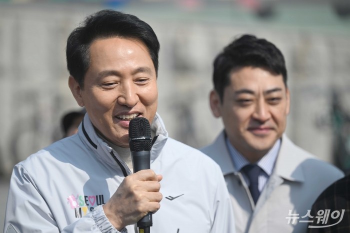 오세훈 서울시장이 17일 오전 서울 영등포구 신길역 1번 출구 야외를 찾아 관계자로부터 신길역세권 장기전세주택 건립 현장 관련 방안 발표를 마친 뒤 취재진의 질문에 답변하고 있다. 사진=강민석 기자 kms@newsway.co.kr