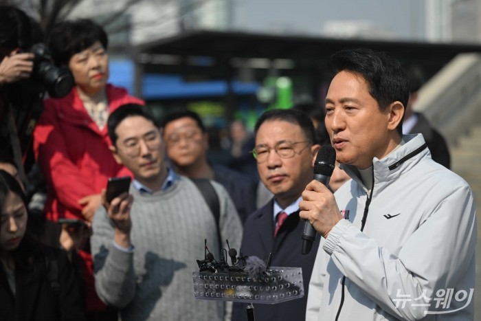 오세훈 서울시장이 17일 오전 서울 영등포구 신길역 1번 출구 야외를 찾아 관계자로부터 신길역세권 장기전세주택 건립 현장 관련 방안 발표를 경청한 뒤 취재진의 질문에 답변하고 있다. 사진=강민석 기자 kms@newsway.co.kr