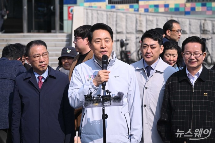 오세훈 서울시장이 17일 오전 서울 영등포구 신길역 1번 출구 야외를 찾아 관계자로부터 신길역세권 장기전세주택 건립 현장 관련 방안 발표를 경청한 뒤 취재진의 질문에 답변하고 있다. 사진=강민석 기자 kms@newsway.co.kr