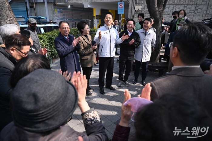 오세훈 서울시장이 17일 오전 서울 영등포구 신길역세권 장기전세주택 건립 현장을 찾아 주민 간담회를 열고 발언을 하던 중 박수를 받고 있다. 사진=강민석 기자 kms@newsway.co.kr