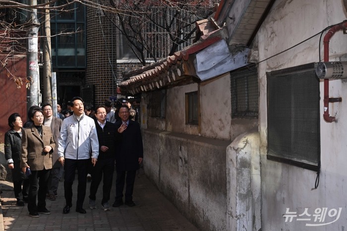 (왼쪽 두 번째)오세훈 서울시장과 (오른쪽 두 번째)최호권 영등포구청장을 비롯한 참석자들이 17일 오전 서울 영등포구 신길역세권 장기전세주택 건립 현장을 살펴보고 있다. 사진=강민석 기자 kms@newsway.co.kr