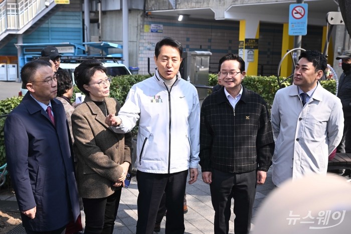 오세훈 서울시장이 17일 오전 서울 영등포구 신길역세권 장기전세주택 건립 현장을 찾아 주민 간담회를 열고 발언을 하고 있다. 사진=강민석 기자 kms@newsway.co.kr