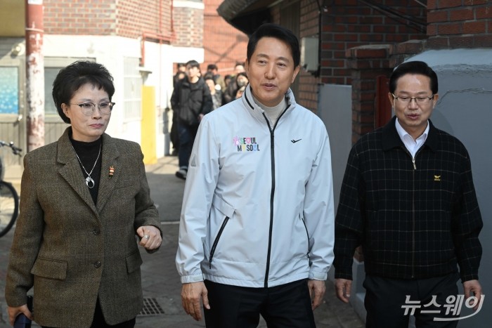 (오른쪽 두 번째)오세훈 서울시장과 (왼쪽 첫 번째)최호권 영등포구청장을 비롯한 참석자들이 17일 오전 서울 영등포구 신길역세권 장기전세주택 건립 현장을 살펴보고 있다. 사진=강민석 기자 kms@newsway.co.kr