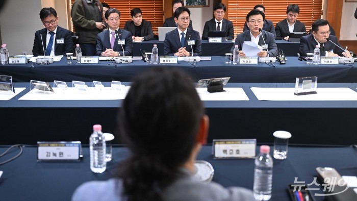 (오른쪽 두 번째)박상진 한국산업은행 회장이 17일 오후 서울 중구 한국프레스센터에서 열린 국민성장펀드 메가프로젝트 추진 간담회에서 인사말을 하고 있다. 사진=강민석 기자 kms@newsway.co.kr