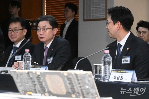 이억원 금융위원장 "AI 반도체 올해 10조 투입"
