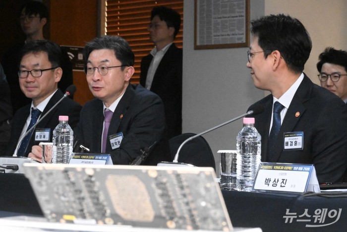 이억원 금융위원장이 17일 오후 서울 중구 한국프레스센터에서 열린 국민성장펀드 메가프로젝트 추진 간담회에서 인사말을 하고 있다. 사진=강민석 기자 kms@newsway.co.kr