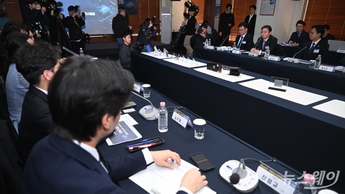 (오른쪽 두 번째)이억원 금융위원장이 17일 오후 서울 중구 한국프레스센터에서 열린 '국민성장펀드 K-엔비디아 육성 프로젝트 추진을 위한 민관 합동 간담회'에서 인사말을 하고 있다. 사진=강민석 기자 kms@newsway.co.kr