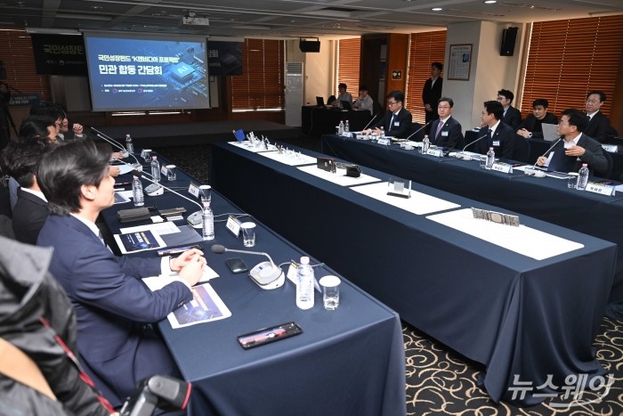 (오른쪽 세 번째)이억원 금융위원장이 17일 오후 서울 중구 한국프레스센터에서 열린 '국민성장펀드 K-엔비디아 육성 프로젝트 추진을 위한 민관 합동 간담회'에서 인사말을 하고 있다. 사진=강민석 기자 kms@newsway.co.kr