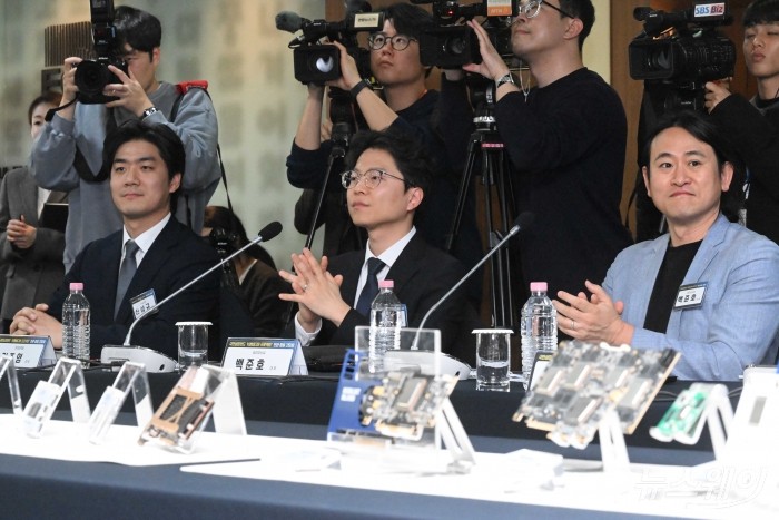 (오른쪽부터)백준호 퓨리오사AI 대표, 김주영 하이퍼엑셀 대표, 신성규 리벨리온 CFO가 17일 오후 서울 중구 한국프레스센터에서 열린 '국민성장펀드 K-엔비디아 육성 프로젝트 추진을 위한 민관 합동 간담회'에서 배경훈 부총리 겸 과학기술정보통신부 장관의 인사말을 경청하고 있다. 사진=강민석 기자 kms@newsway.co.kr