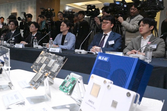 (오른쪽부터)신동주 모빌린트 대표, 김녹원 딥엑스 대표, 백준호 퓨리오사AI 대표, 김주영 하이퍼엑셀 대표, 신성규 리벨리온 CFO가 17일 오후 서울 중구 한국프레스센터에서 열린 '국민성장펀드 K-엔비디아 육성 프로젝트 추진을 위한 민관 합동 간담회'에 참석해 자리하고 있다. 사진=강민석 기자 kms@newsway.co.kr