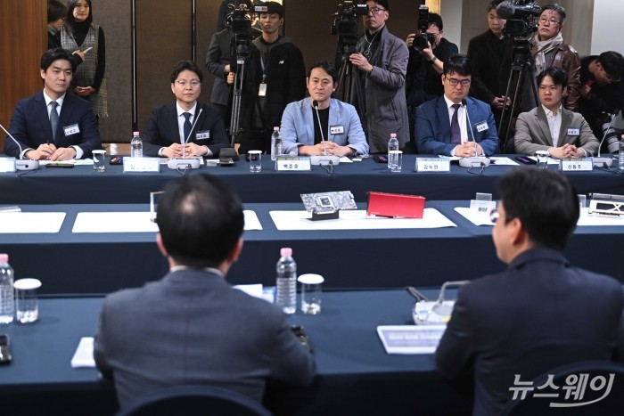 (왼쪽부터)신성규 리벨리온 CFO, 김주영 하이퍼엑셀 대표, 백준호 퓨리오사AI 대표, 김녹원 딥엑스 대표, 신동주 모빌린트 대표가 17일 오후 서울 중구 한국프레스센터에서 열린 '국민성장펀드 K-엔비디아 육성 프로젝트 추진을 위한 민관 합동 간담회'에서 박상진 한국산업은행 회장의 인사말을 경청하고 있다. 사진=강민석 기자 kms@newsway.co.kr