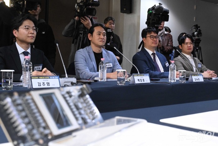(왼쪽부터)김주영 하이퍼엑셀 대표, 백준호 퓨리오사AI 대표, 김녹원 딥엑스 대표, 신동주 모빌린트 대표가 17일 오후 서울 중구 한국프레스센터에서 열린 '국민성장펀드 K-엔비디아 육성 프로젝트 추진을 위한 민관 합동 간담회'에 참석해 자리하고 있다. 사진=강민석 기자 kms@newsway.co.kr