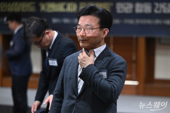 박상진 한국산업은행 회장이 17일 오후 서울 중구 한국프레스센터에서 열린 '국민성장펀드 K-엔비디아 육성 프로젝트 추진을 위한 민관 합동 간담회'에 참석하기 위해 자리로 이동하고 있다. 사진=강민석 기자 kms@newsway.co.kr