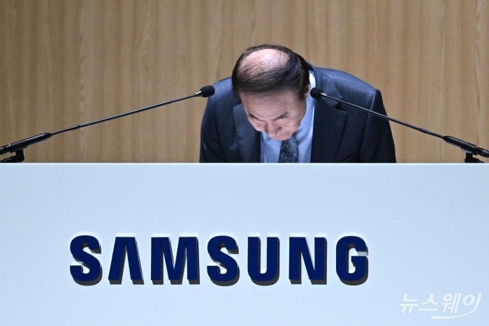 의장을 맡은 전영현 삼성전자 대표이사 부회장 겸 DS부문장이 18일 오전 경기 수원시 수원컨벤션센터에서 열린 제57기 정기 주주총회에서 인사말을 마친 뒤 허리를 숙여 인사하고 있다. 사진=강민석 기자 kms@newsway.co.kr