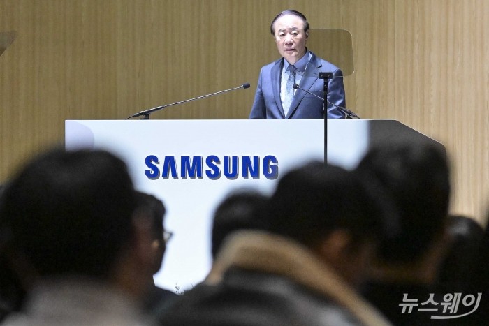 의장을 맡은 전영현 삼성전자 대표이사 부회장 겸 DS부문장이 18일 오전 경기 수원시 수원컨벤션센터에서 열린 제57기 정기 주주총회에서 인사말을 하고 있다. 사진=강민석 기자 kms@newsway.co.kr
