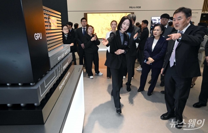 신제윤 삼성전자 이사회 의장을 비롯한 참석자들이 18일 오전 경기 수원시 수원컨벤션센터에서 열린 제57기 정기 주주총회에서 HBM4/4E 70:1 확대 모형을 보고 있다. 사진=강민석 기자 kms@newsway.co.kr