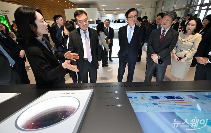 신제윤 삼성전자 이사회 의장을 비롯한 관계자들이 18일 오전 경기 수원시 수원컨벤션센터에서 열린 제57기 정기 주주총회에서 반도체 제조 기술에 대한 설명을 듣고 있다. 사진=강민석 기자 kms@newsway.co.kr