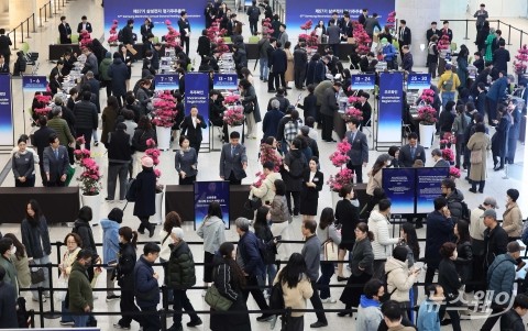 주총장 입장 위해 주주확인하는 삼성전자 주주들